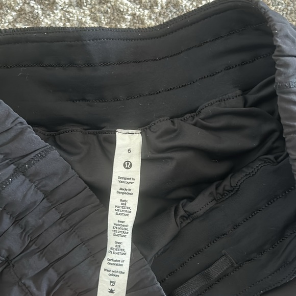 these are from lululemon they are high waisted, and they are size 6. - Picture 2 of 3